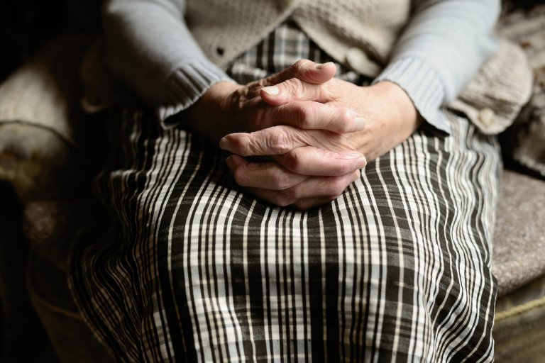Starsza osoba na którą pobierany jest zasiłek opiekuńczy