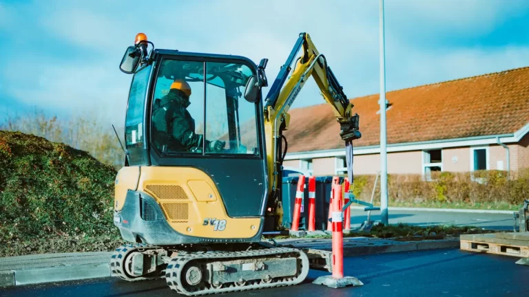 Najważniejsze kryteria przy wynajmie koparki Bobcat na krótki termin